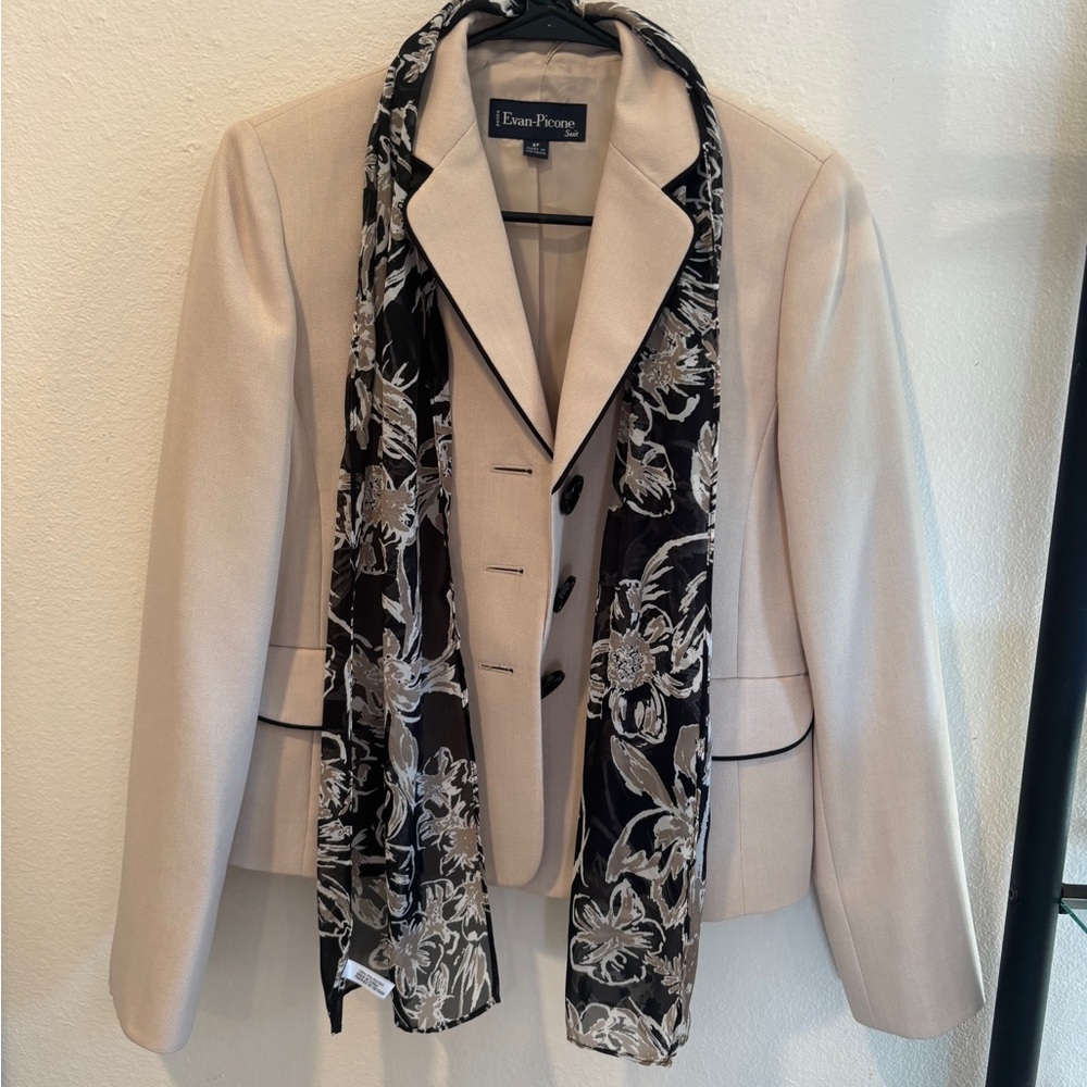 Evan Picone Beige Blazer with Black Details
